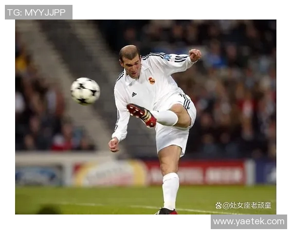 足球传奇齐达内摆件展示其无与伦比的球技与风采